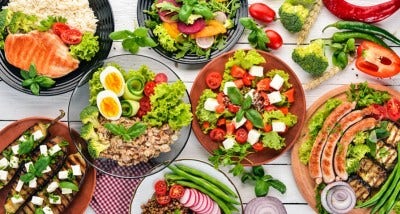 borden met rauwe groenten, gegrilde groenten, peulvruchten