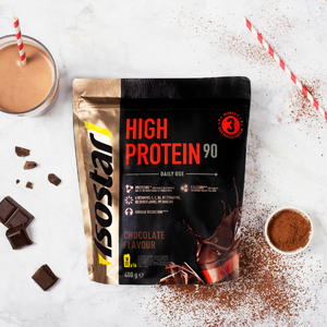 Isostar High Protein in de smaak chocoalde, omringd met chocolade