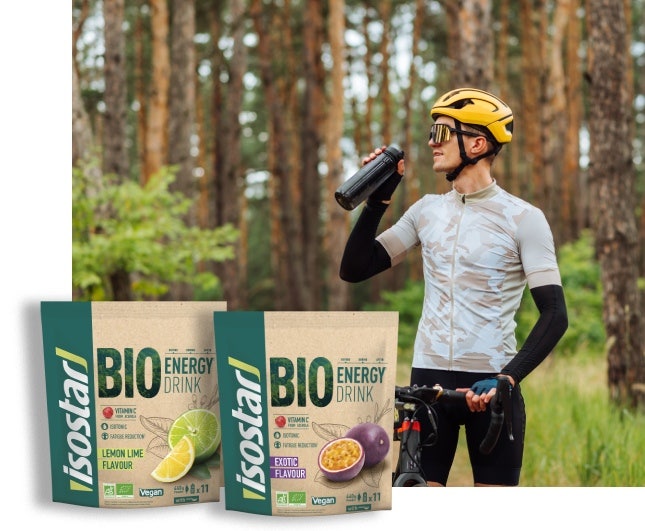 Cycliste qui boit sa gourde dans la forêt
